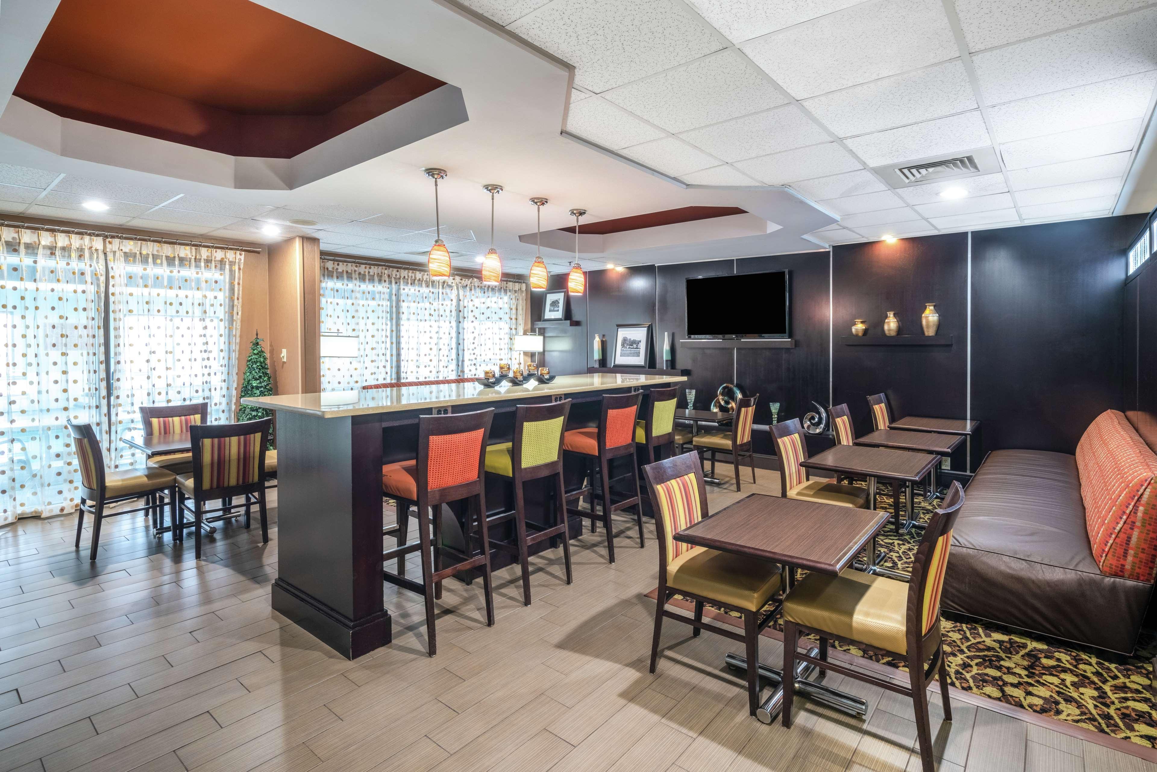 Hampton Inn Dublin Newbern Exteriör bild